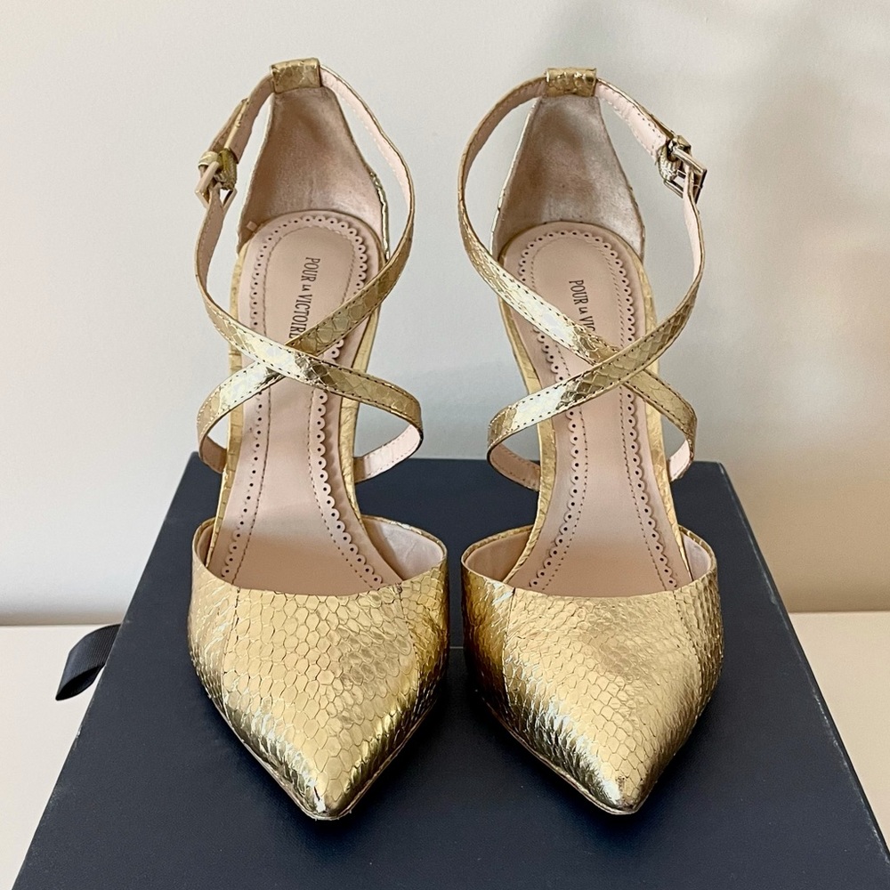Pour La Victoire Cheyenne Gold Leather Pump